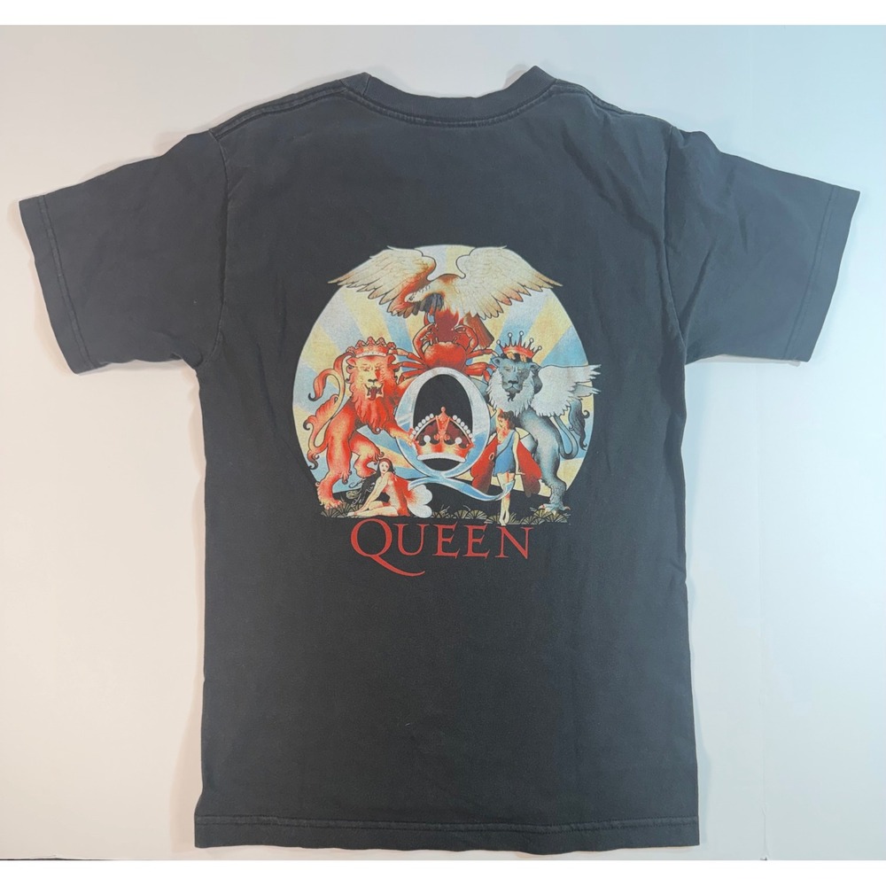 Daydreamer Queen Crest Graphic T-Shirt Faded Black Rock Band Tee XS